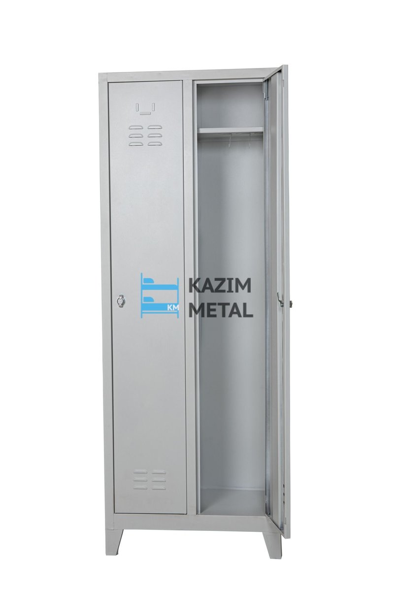 İki kapılı krem rengi metal soyunma dolabı, açılı çekim; kapaklarda havalandırma delikleri ve silindir kilit