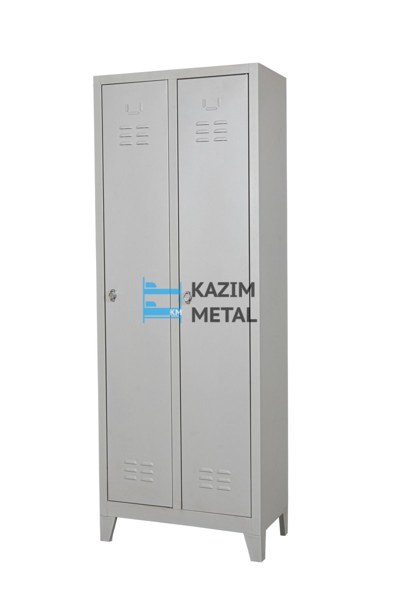 İki kapılı gri metal soyunma dolabı; kapaklarda havalandırma delikleri, silindir kilit ve ayaklı taban